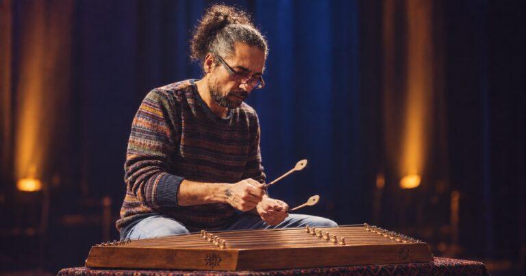 Ozgur Yalcin playing a Persian santur on stage